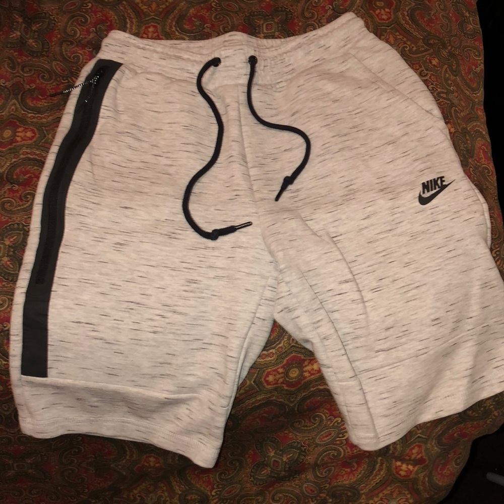 Men’s nike tech, can fit woman!